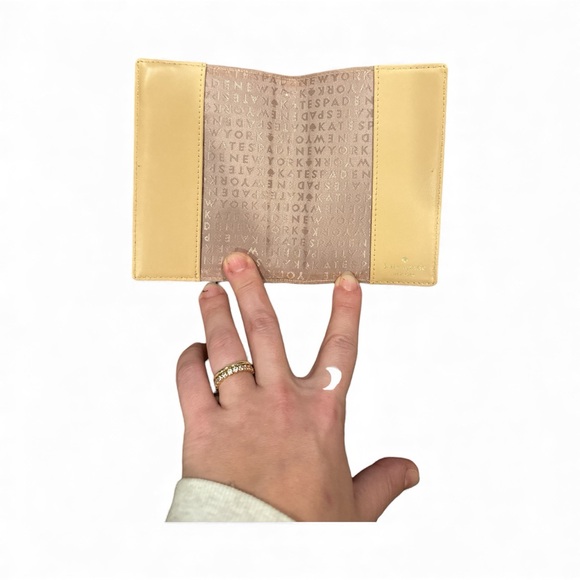 Kate Spade Beige and White passport holder - Picture 4 of 4